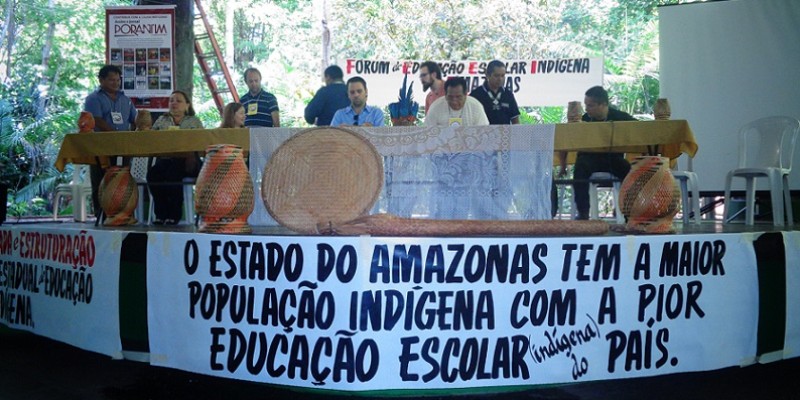 Escola, índios na cidade: cemitério de línguas